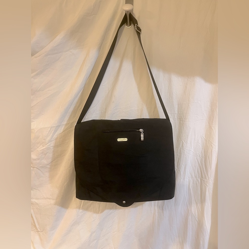 Baggallini messenger bag in black with tan lining!